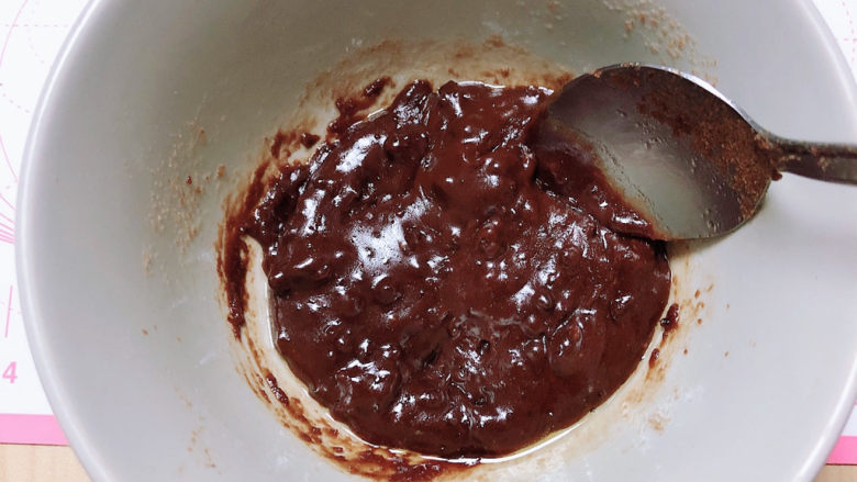 红枣红糖馒头,将红糖放入黄油中，搅拌均匀，让红糖溶化。