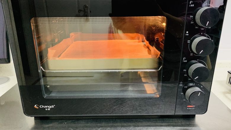 甜橙蛋糕卷,烤箱提前预热，烤盘放在中间。上下火180度，烤18分钟。