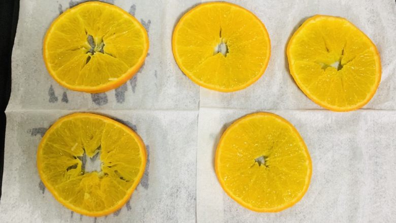 甜橙蛋糕卷,将煮好的橙子放在厨房用纸上吸去多余的水分，这一步不能省略。不然后面成品蛋糕与橙子会分离。