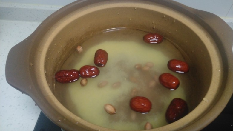 小米、南瓜、土豆、红枣、桂圆粥,锅中放入清水，放入小米、红枣、花生