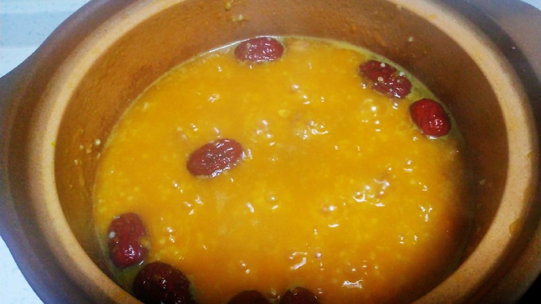 小米、南瓜、土豆、红枣、桂圆粥,煮30分钟，放入葡萄干
