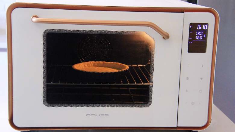 脏脏巧克力派,卡士750智能烤箱，提前上火180度下火160度预热好，将派放入中层烤网烘烤25分钟，约烘烤至15分钟周边少许着色后将烘焙石去除，继续烘烤。