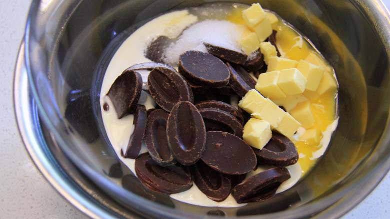 脏脏巧克力派,制作巧克力酱：将巧克力、<a style='color:red;display:inline-block;' href='/shicai/ 8197'>淡奶油</a>和黄油、细糖放入碗中，隔热水融化成浓稠的巧克力酱。