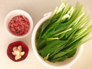 蒜蓉小白菜,把新鲜的小白菜清洗干净，沥干水份，猪肉末和蒜瓣