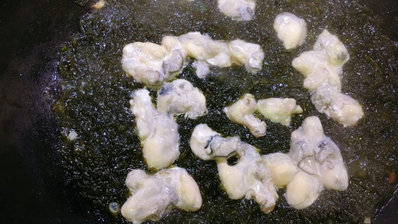 海蛎瘦肉紫菜煲,把提前裹上地瓜粉的海蛎平铺紫菜上面