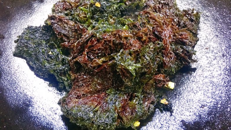 海蛎瘦肉紫菜煲,另起油锅，放入葱白段炒出香味，把紫菜也放入锅过油，炒至变色，后放入开水