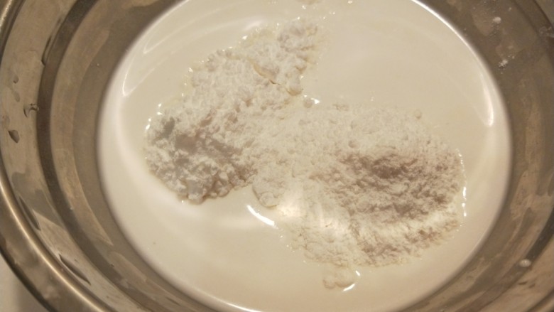 广州肠粉,倒入米浆里。