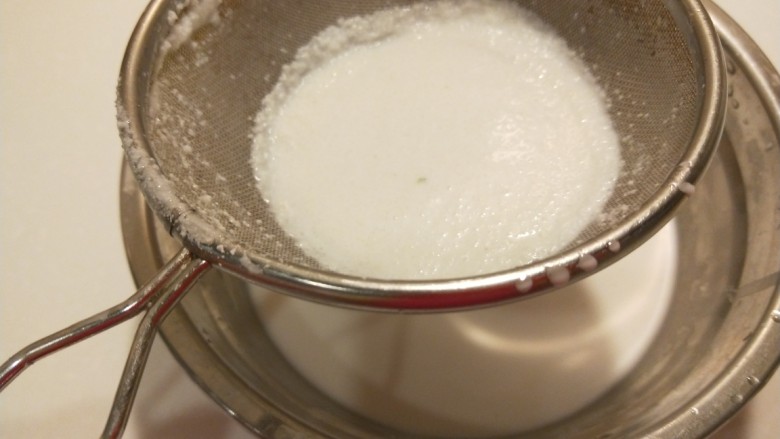 广州肠粉,在用细筛过出来，在擀成末。