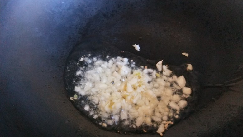 广州肠粉,锅中倒入适量油炒香蒜末。