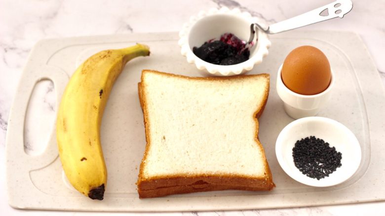 快手早餐-香蕉蓝莓吐司卷,首先备齐所有的食材。