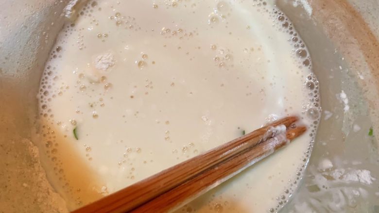 萝卜蛋花汤,煮白萝卜的过程中，可以准备一点面粉加水搅拌均匀