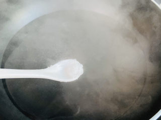 蒜蓉小白菜,锅中倒入清水大火烧开加入适量盐