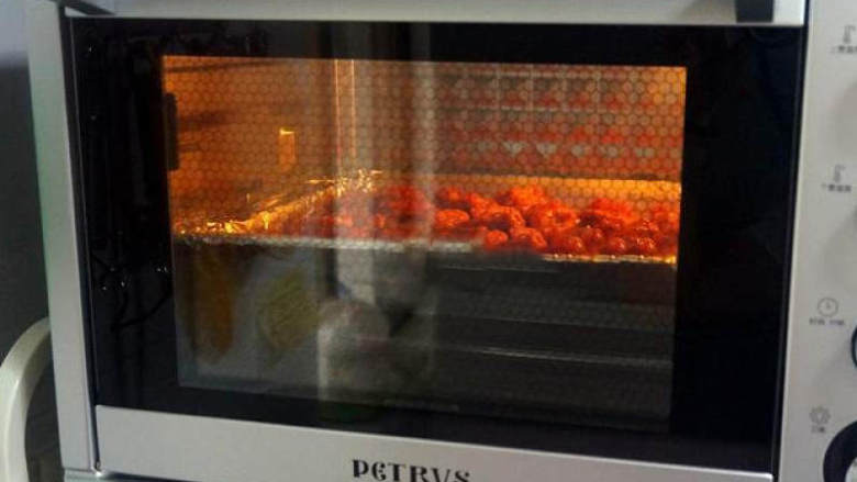 奥尔良蜜汁烤排骨,上下火200度预热烤箱，5分钟后将排骨放入中层烘烤，时间设置30分钟