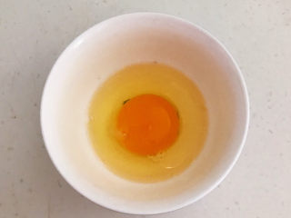 鸡蛋醪糟汤,把鸡蛋打入碗里