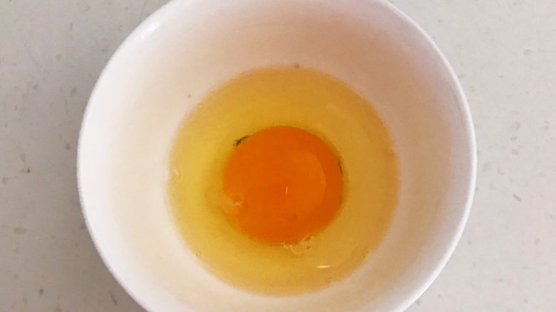 鸡蛋醪糟汤,把鸡蛋打入碗里