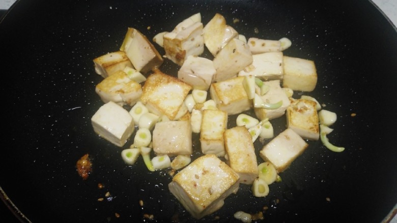 内酯豆腐炒平菇、鱼块,翻面煎至两面金黄