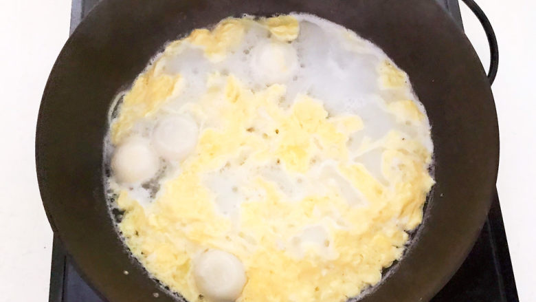 鸡蛋醪糟汤,把鸡蛋汁淋入锅里，加入醪糟