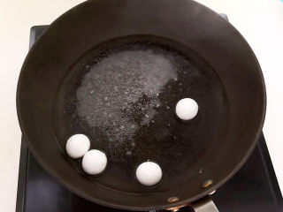 鸡蛋醪糟汤,烧开后加入黑芝麻汤圆