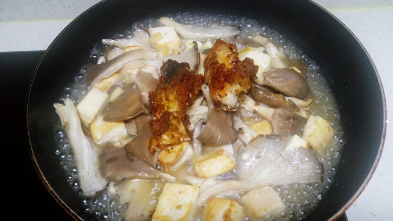 内酯豆腐炒平菇、鱼块,放入鱼块，加入少许开水
