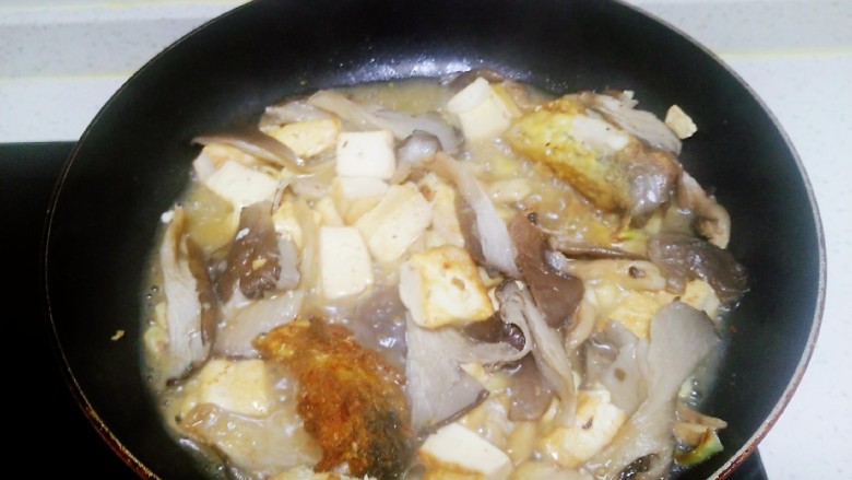 内酯豆腐炒平菇、鱼块,盖盖焖5分钟