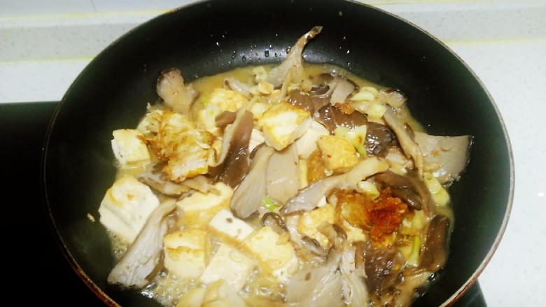 内酯豆腐炒平菇、鱼块,加入盐，翻炒均匀