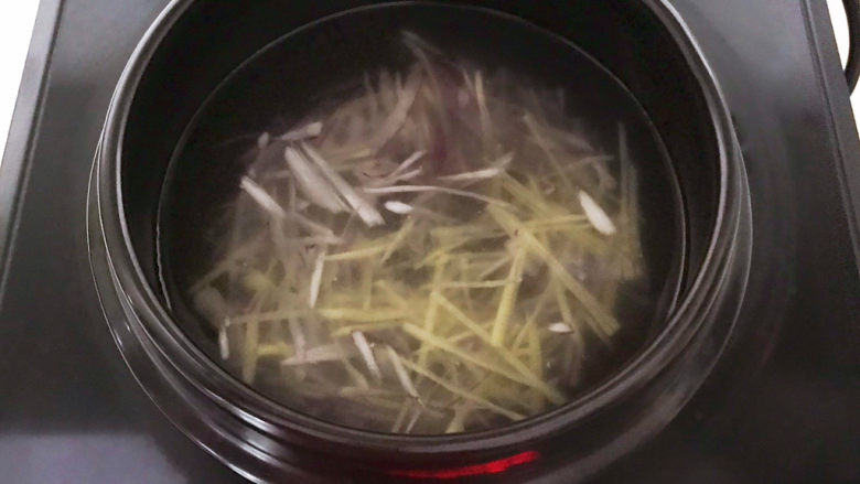 白萝卜羊肉汤,加入冷水，烧开后煮5分钟