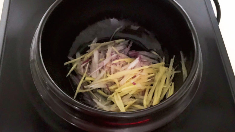 白萝卜羊肉汤,把焯好的葱姜丝放入砂锅里