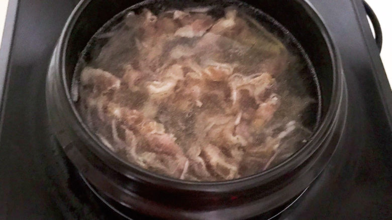 白萝卜羊肉汤,大火烧开后煮5分钟