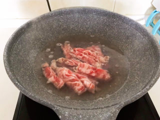 白萝卜羊肉汤,加入羊肉片