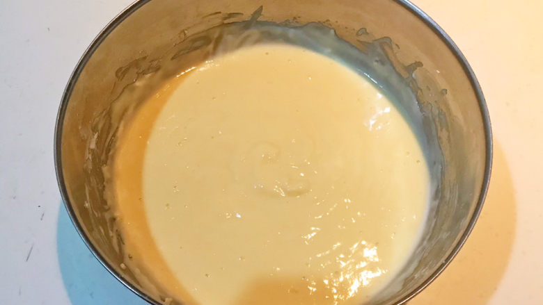 酸奶鸡蛋饼,翻拌至无白粉的面糊
