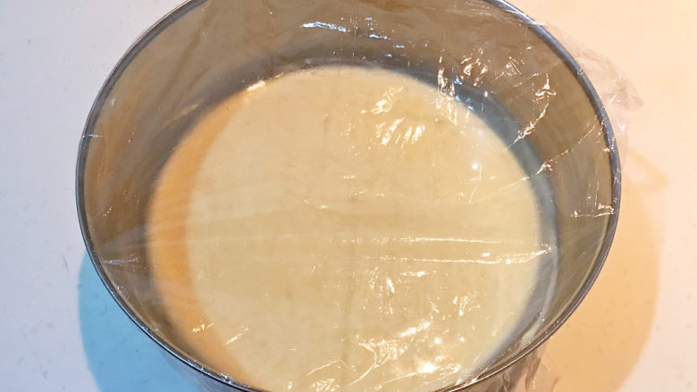酸奶鸡蛋饼,盖上保鲜膜饧发20分钟
