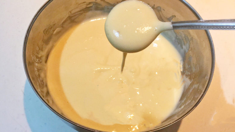 酸奶鸡蛋饼,面糊浓稠至图所示，浓稠的流动状态