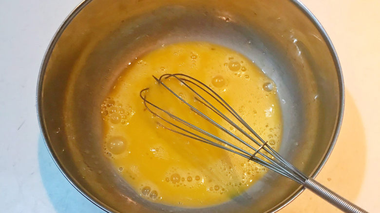 酸奶鸡蛋饼,把鸡蛋打散调匀