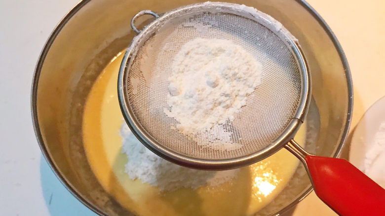 酸奶鸡蛋饼,筛入低筋面粉