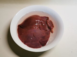 猪肝菠菜汤,猪肝清洗干净  用清水浸泡半个小时