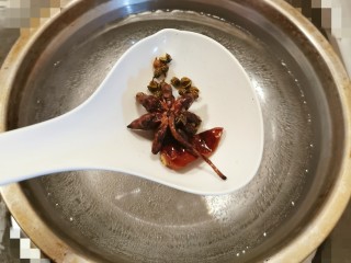 猪肝菠菜汤, 盆中加入清水  放入八角 干辣椒 花椒起到去腥增香的作用  烧开水  