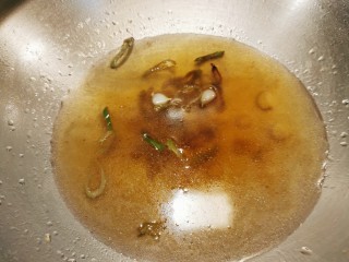 猪肝菠菜汤,加入清水  水量按家人需要量添加 烧开