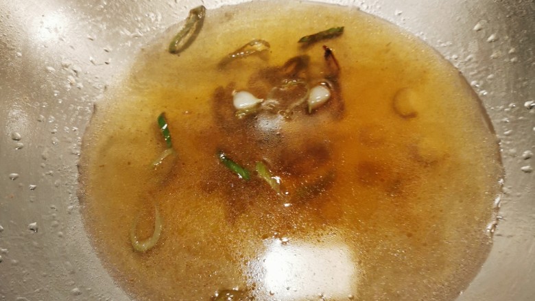 猪肝菠菜汤,加入清水  水量按家人需要量添加 烧开