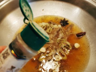 猪肝菠菜汤,放入胡椒粉去腥增香 煮开