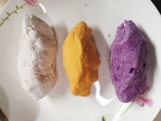 自制三色芋圆（健康粗粮）,三种色各取出五份一粉团，准备做熟粉。
