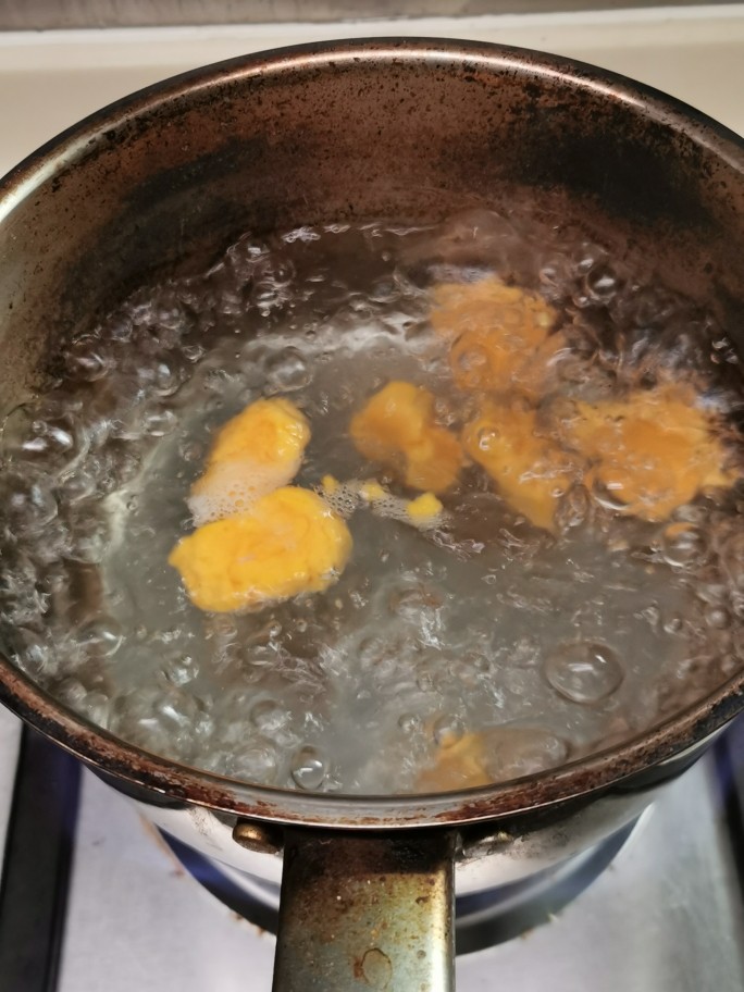 自制三色芋圆（健康粗粮）,烧开水，三种五份一的生粉掰开小块煮熟，做成熟粉。