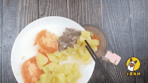 8个月宝贝生鲜番茄土豆牛肉泥，酸甜美味有营养「小鹿优鲜」,蒸好后倒入辅食机内打成泥。