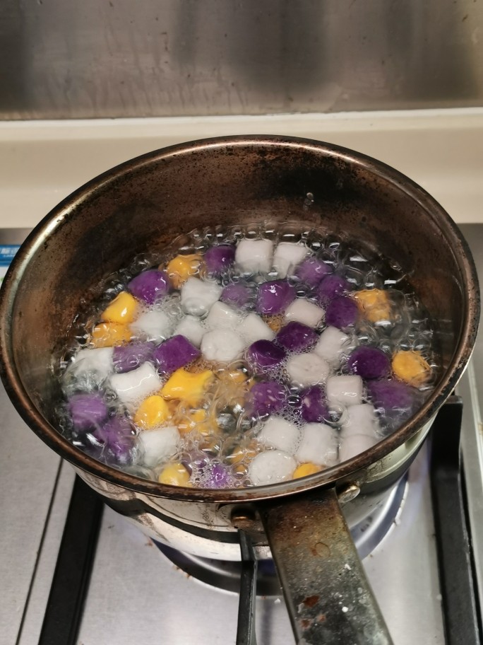 自制三色芋圆（健康粗粮）,马上煮一点做宵夜，水开放进去，大火煮开，看见浮于水面就是熟了。