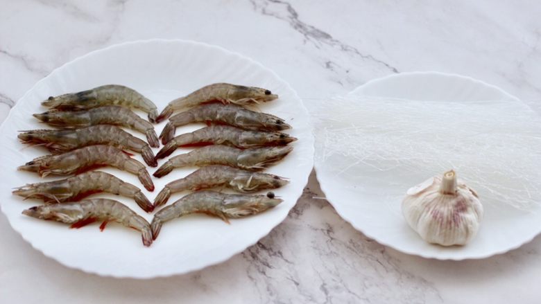 金蒜粉丝蒸海虾,首先备齐所有的食材。