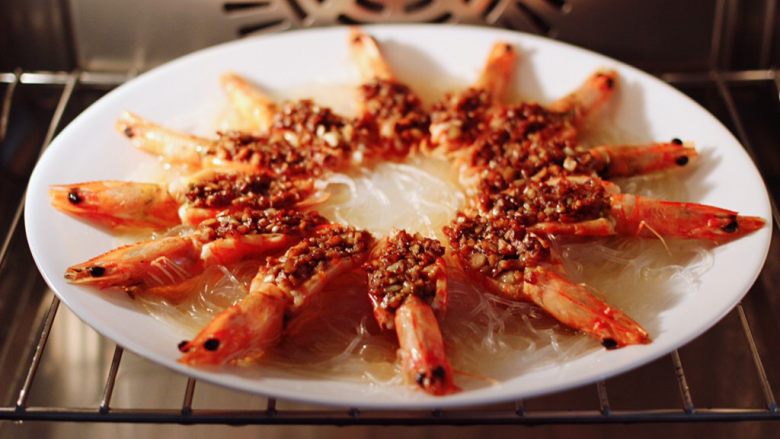 金蒜粉丝蒸海虾,鲜美无比的蒜末粉丝蒸海虾就蒸熟了。