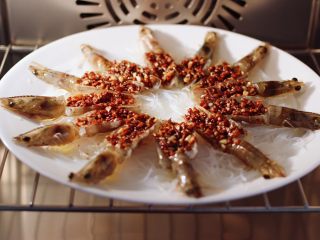 金蒜粉丝蒸海虾,把盘子放入蒸箱里，开启嫩蒸模式蒸10-15分钟。