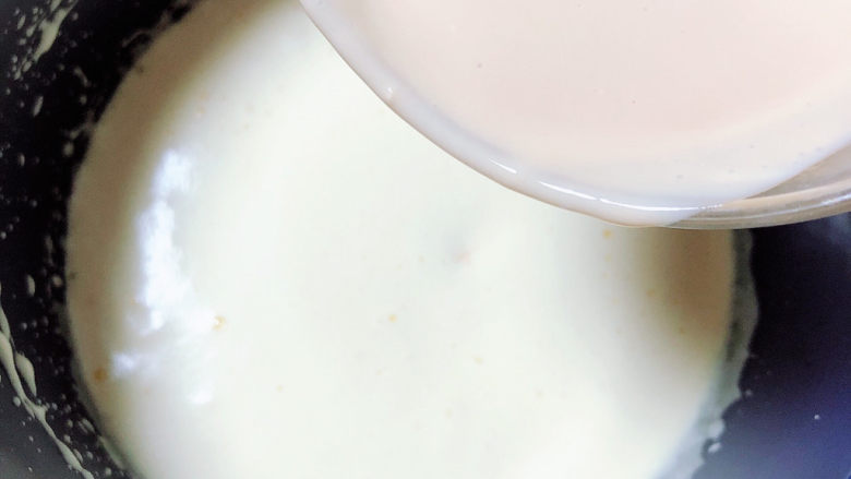 酸奶鸡蛋饼,鸡蛋液中倒入炭烧酸奶，用刮刀搅拌均匀。