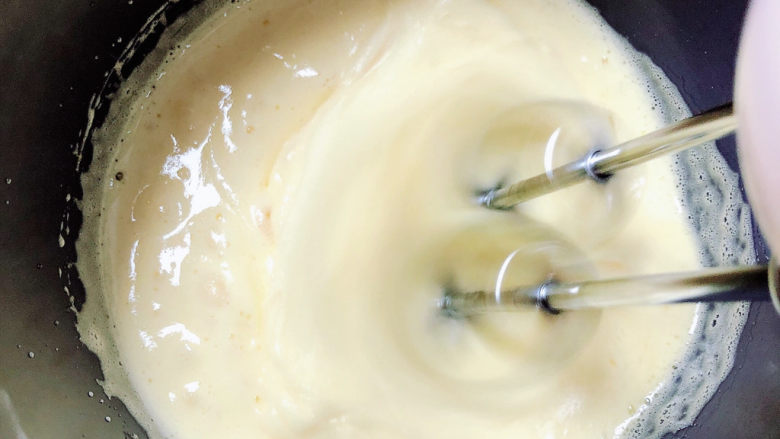 酸奶鸡蛋饼,大约打2-3分钟，鸡蛋液慢慢发白变蓬松。像做蛋糕的鸡蛋液一样。