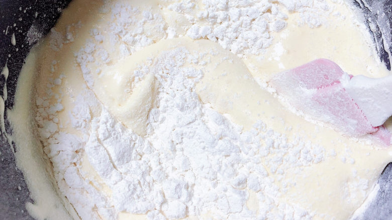 酸奶鸡蛋饼,用刮刀将食材搅拌均匀。