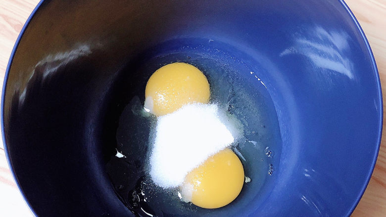 酸奶鸡蛋饼,鸡蛋中放入白糖。